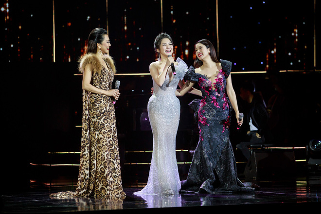 Hương Tràm xúc động khi hát Em gái mưa cùng đàn chị Thu Phương